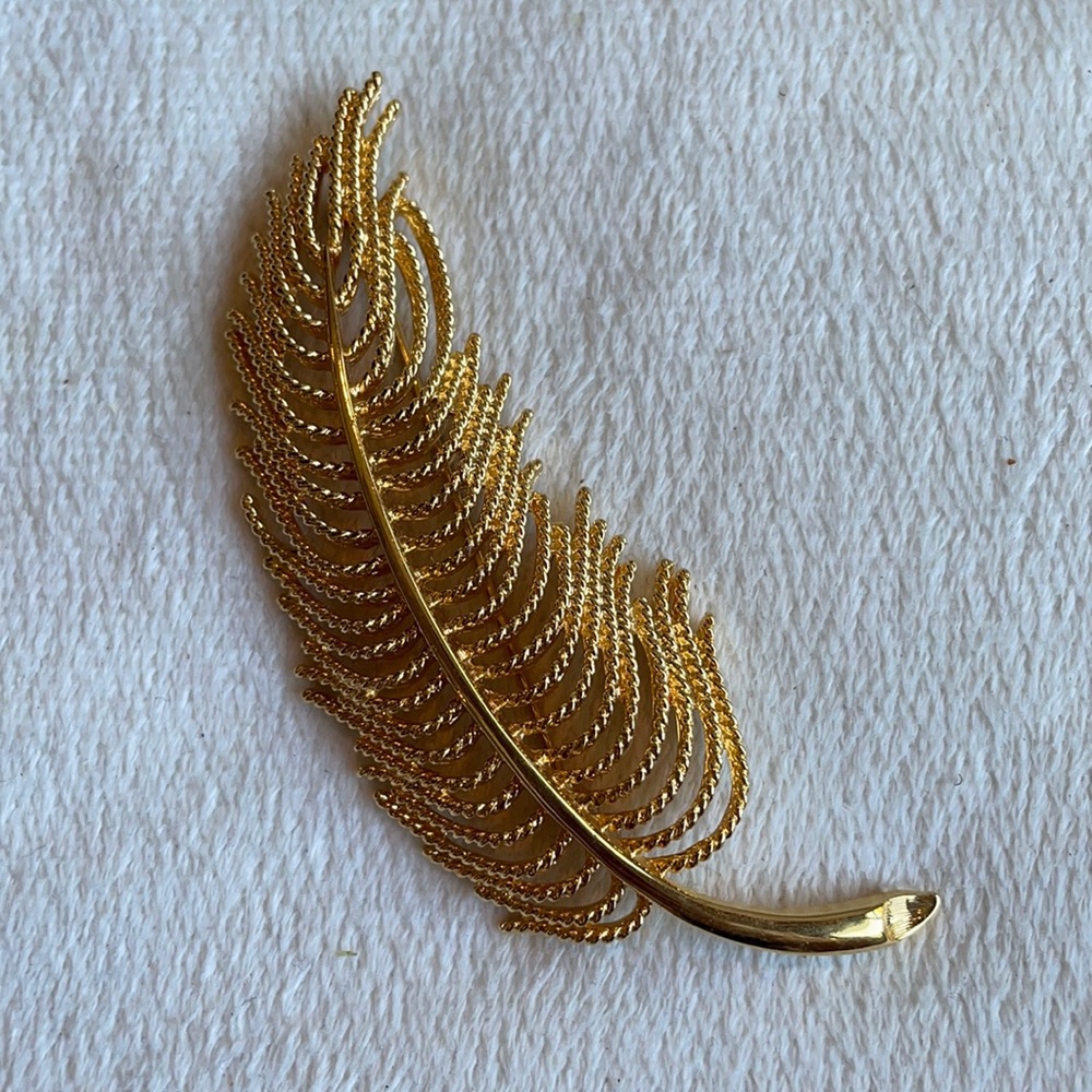 VTG Monet gold tone feather brooch 3.5”